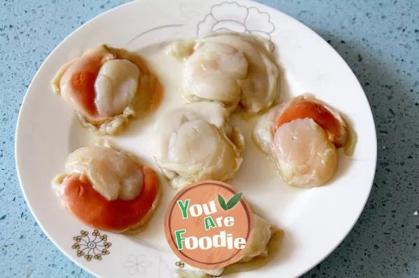 [pan fried scallops with sweet pea paste]