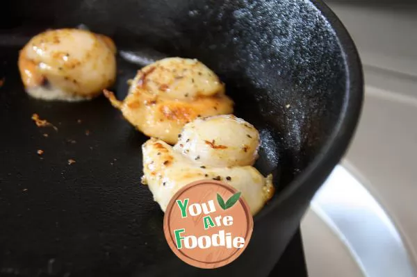 [pan fried scallops with sweet pea paste]