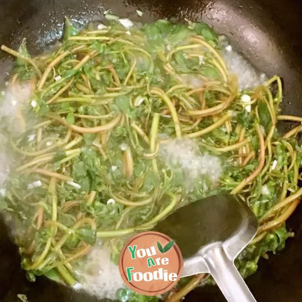 Purslane with mashed garlic