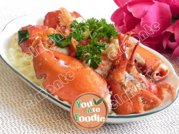 Braised noodles with lobster in soup