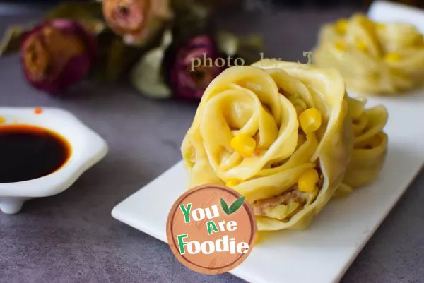 Steamed dumplings with roses