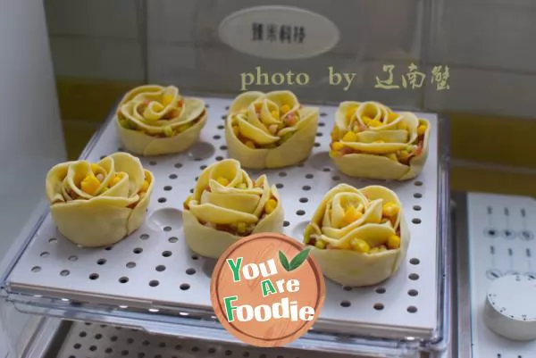 Steamed dumplings with roses