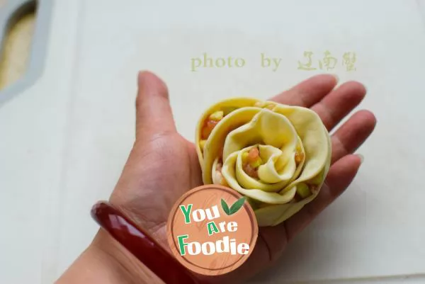 Steamed dumplings with roses