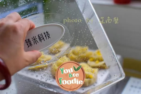 Steamed dumplings with roses