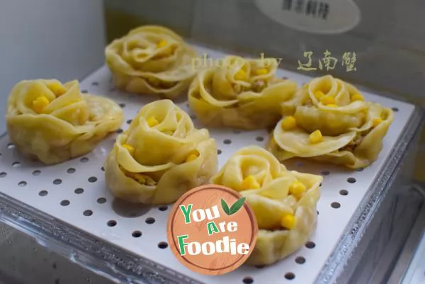 Steamed dumplings with roses