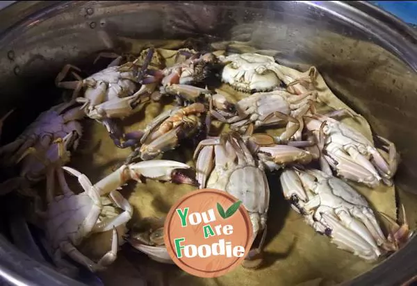 Steamed crab with flower cover