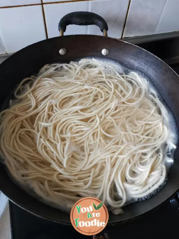 Stir-Fried Noodles with Shredded Chicken