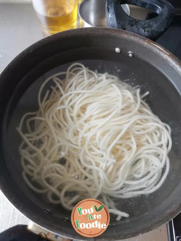 Stir-Fried Noodles with Shredded Chicken