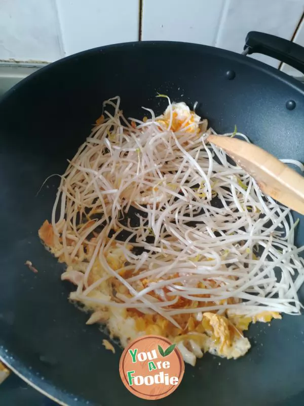 Stir-Fried Noodles with Shredded Chicken