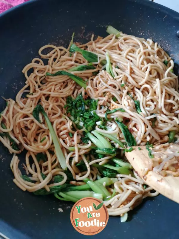 Stir-Fried Noodles with Shredded Chicken