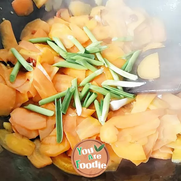 Stir fried carrot slices with vegetable