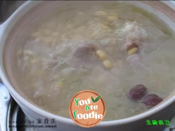 Soybean and pig's hand soup