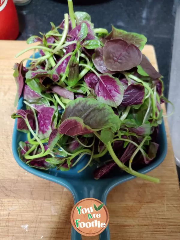 Scalded amaranth with minced garlic