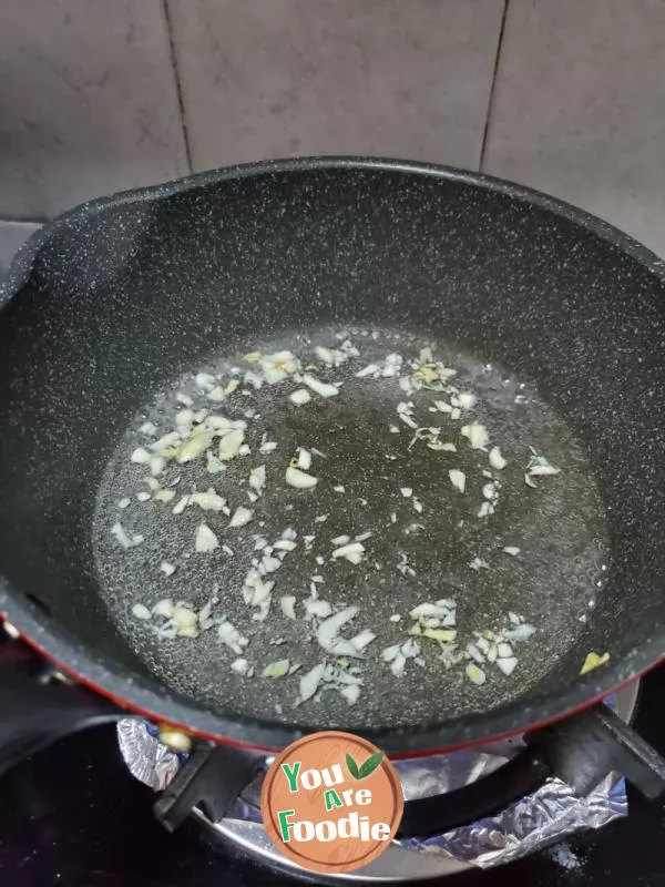 Scalded amaranth with minced garlic