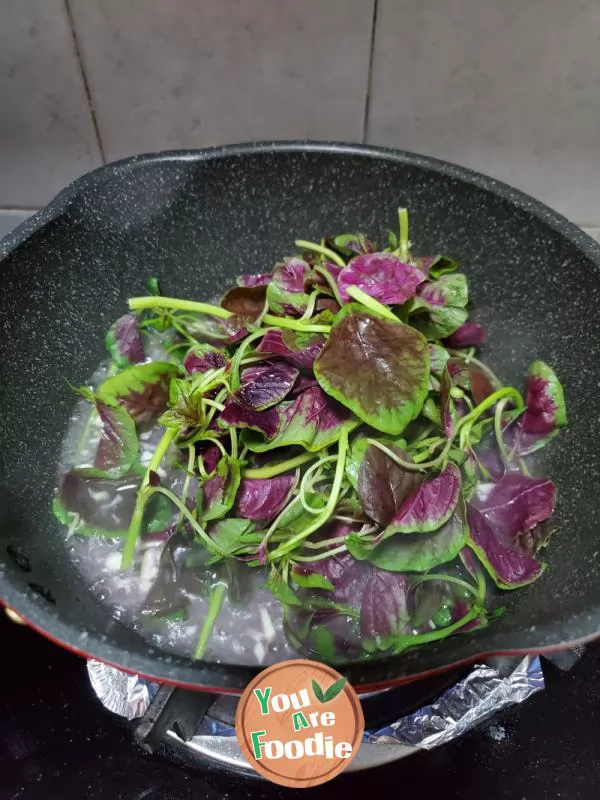 Scalded amaranth with minced garlic