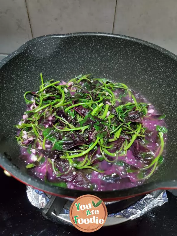 Scalded amaranth with minced garlic