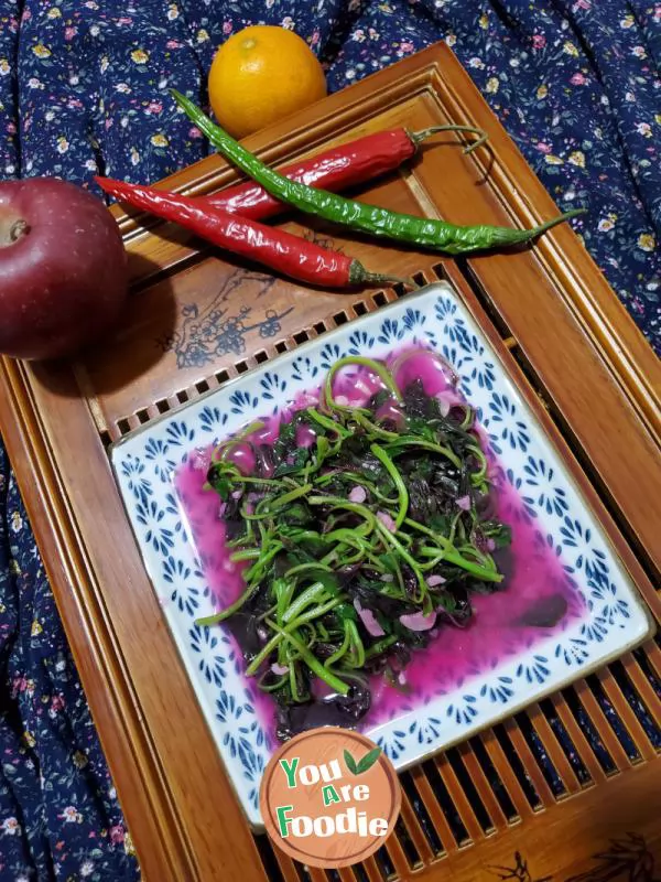 Scalded amaranth with minced garlic