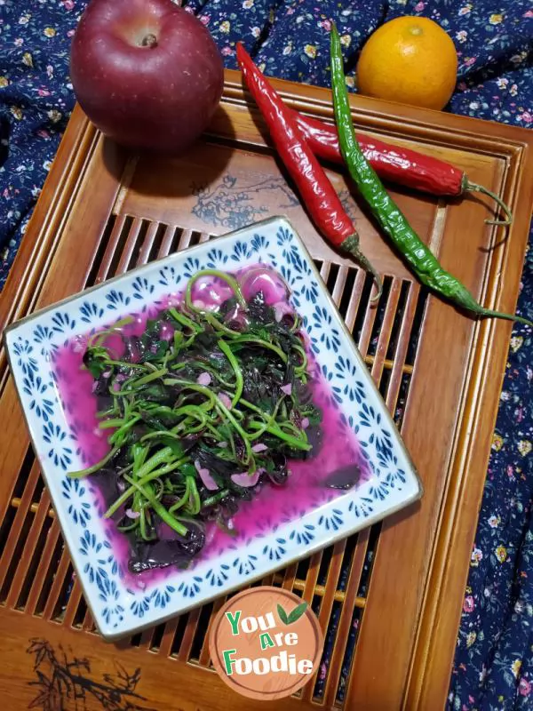 Scalded amaranth with minced garlic