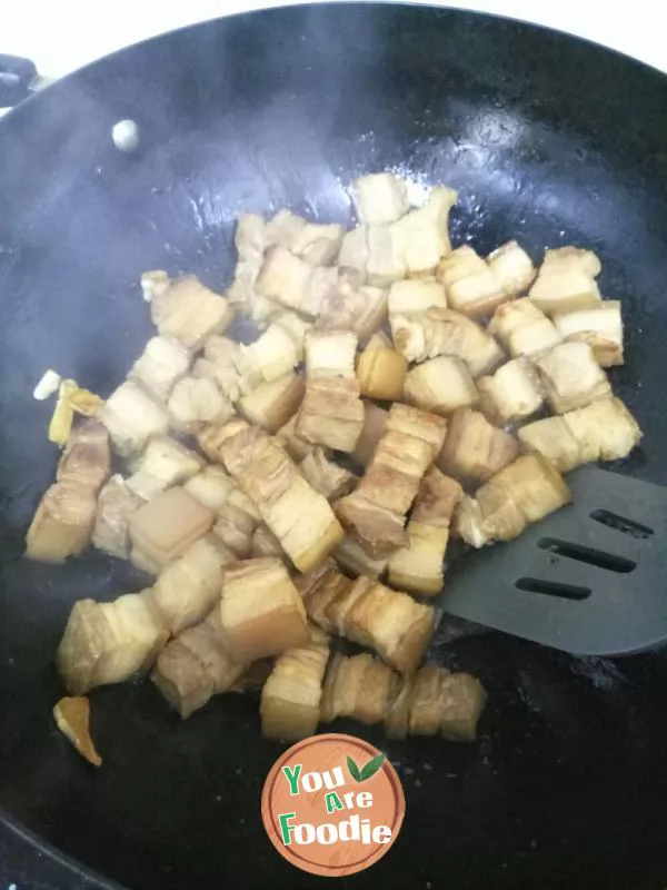 Braised pork with tiger skin eggs