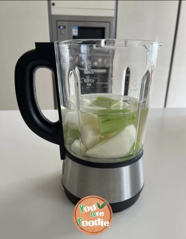 Cucumber and pear juice