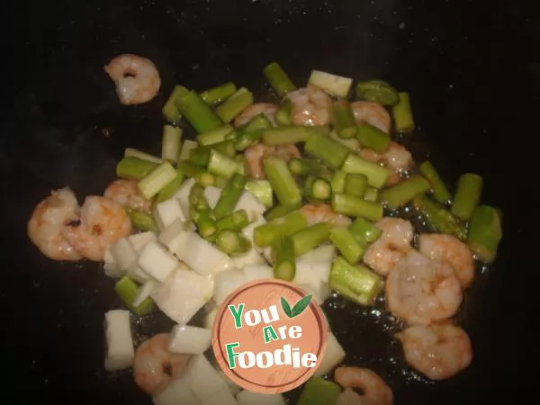 Fried shrimps with asparagus and diced yam