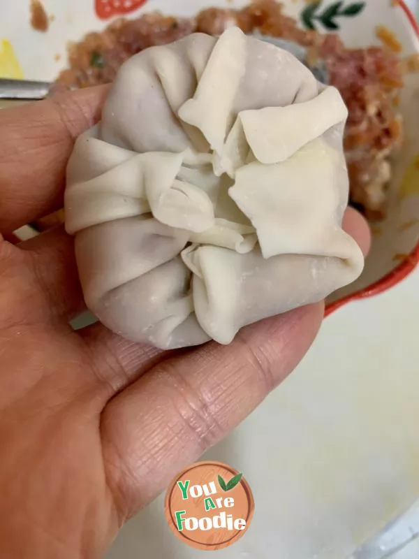 One mouthful of meat bun (wonton skin)