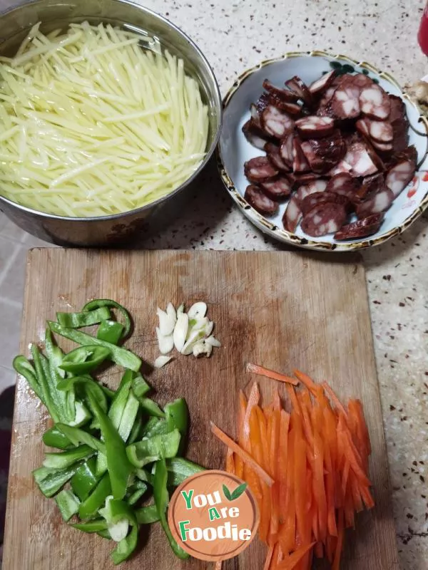 Stir-fried shredded potatoes with sausage