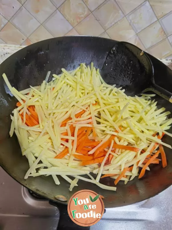 Stir-fried shredded potatoes with sausage