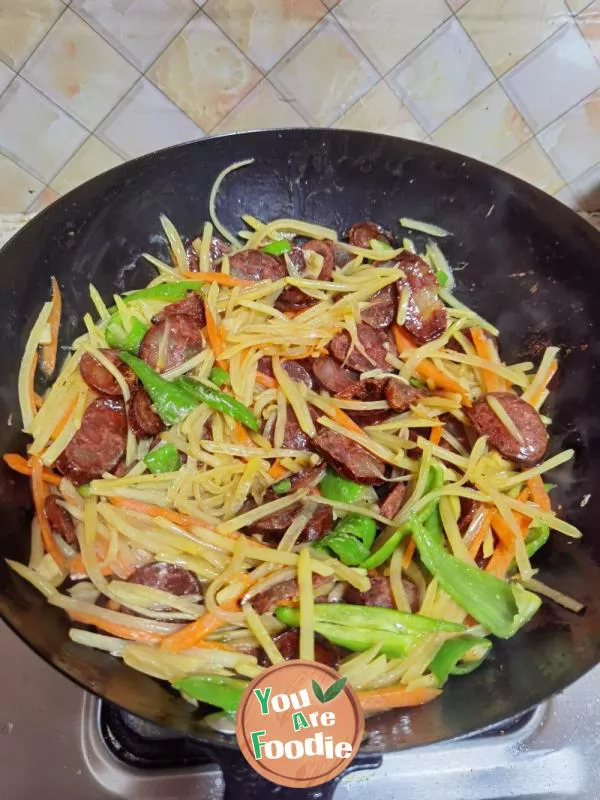 Stir-fried shredded potatoes with sausage