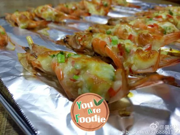 Baked shrimp with minced garlic and cheese