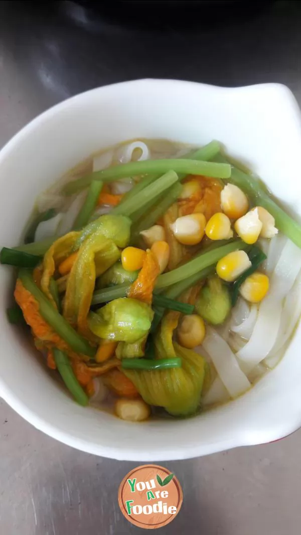 Boiled-rice-noodles-with-pumpkin-flowers