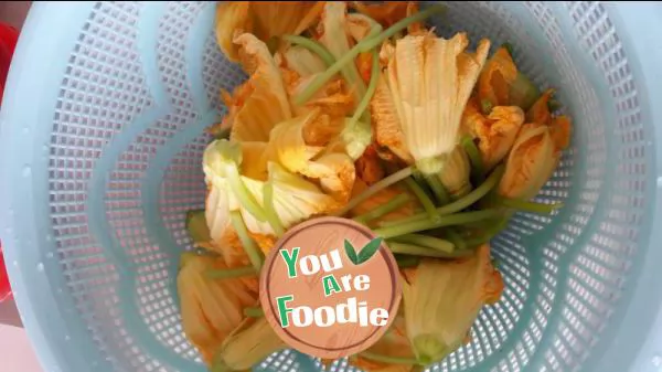 Boiled rice noodles with pumpkin flowers