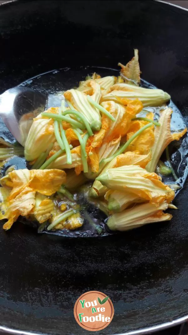 Boiled rice noodles with pumpkin flowers