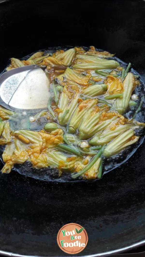 Boiled rice noodles with pumpkin flowers