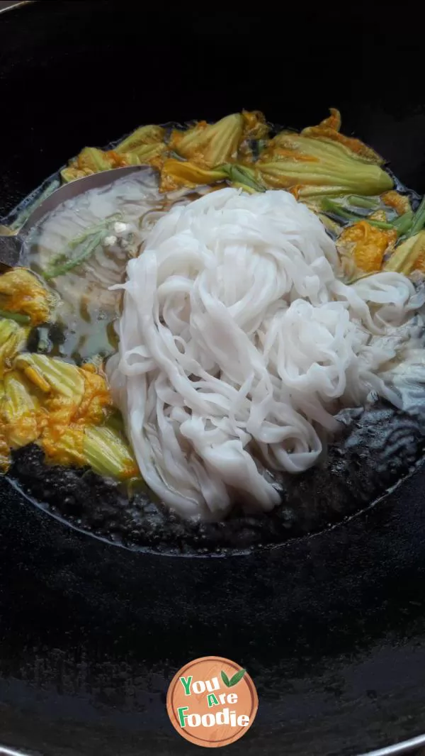 Boiled rice noodles with pumpkin flowers