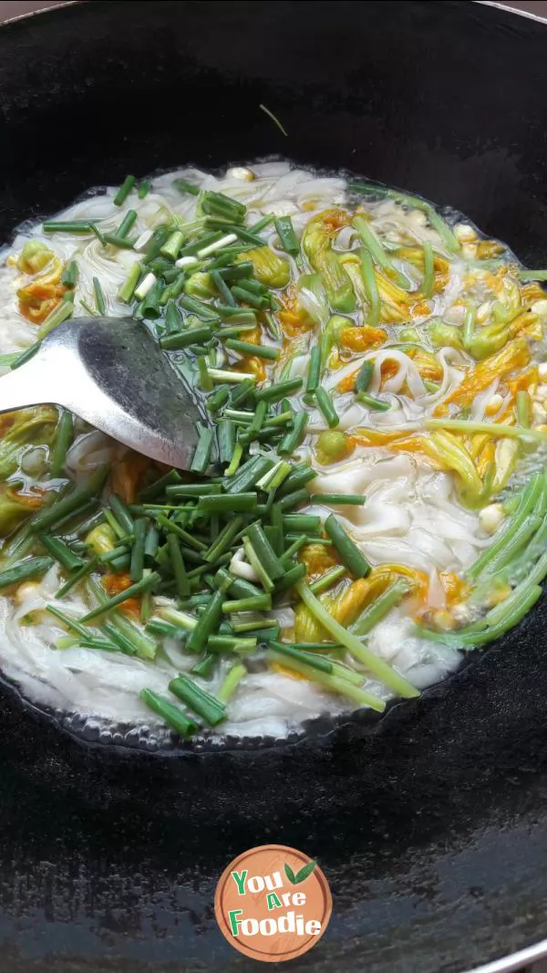 Boiled rice noodles with pumpkin flowers