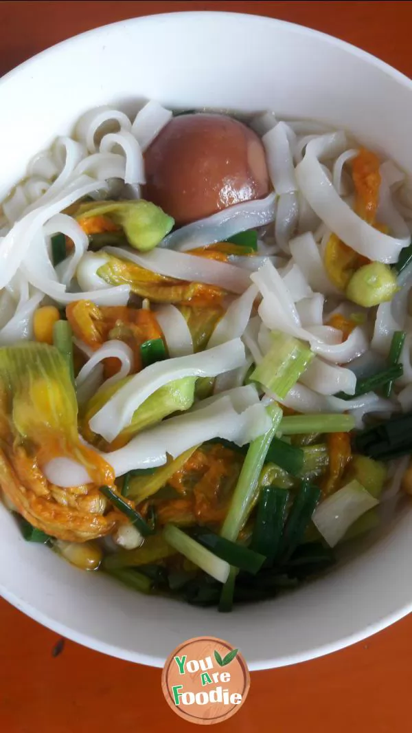 Boiled rice noodles with pumpkin flowers