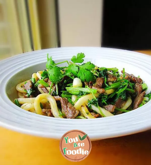 Fried udong with beef and coriander