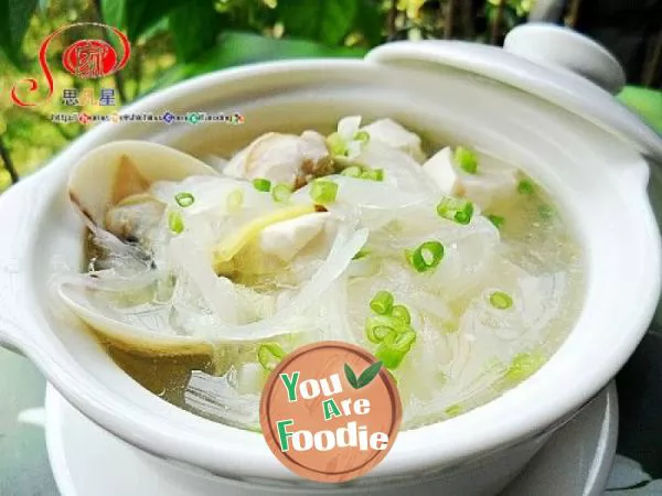 White shelled bean curd and radish soup --- clearing away heat and heat