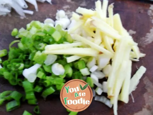 White shelled bean curd and radish soup --- clearing away heat and heat