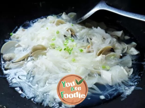 White shelled bean curd and radish soup --- clearing away heat and heat