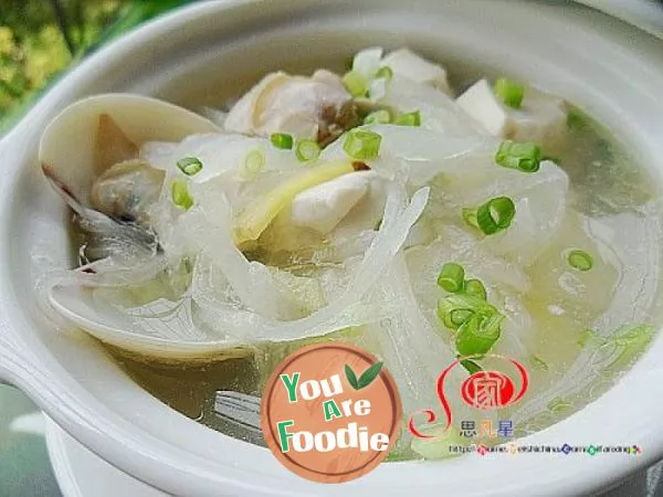 White shelled bean curd and radish soup --- clearing away heat and heat