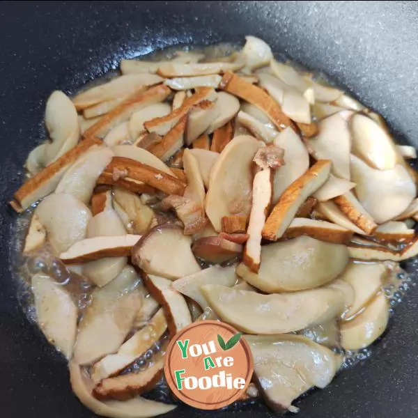 Braised Pleurotus eryngii with dried mushrooms