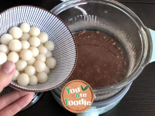 Glutinous red bean and glutinous rice balls