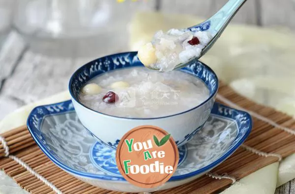 Rock sugar tremella lotus seed porridge