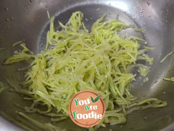 Cucumber shreds mixed with fried dough sticks