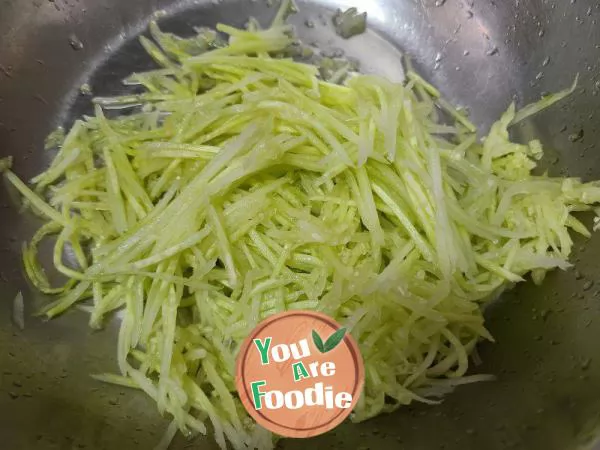 Cucumber shreds mixed with fried dough sticks