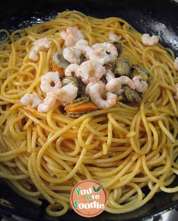 Fried spaghetti with basil and seafood