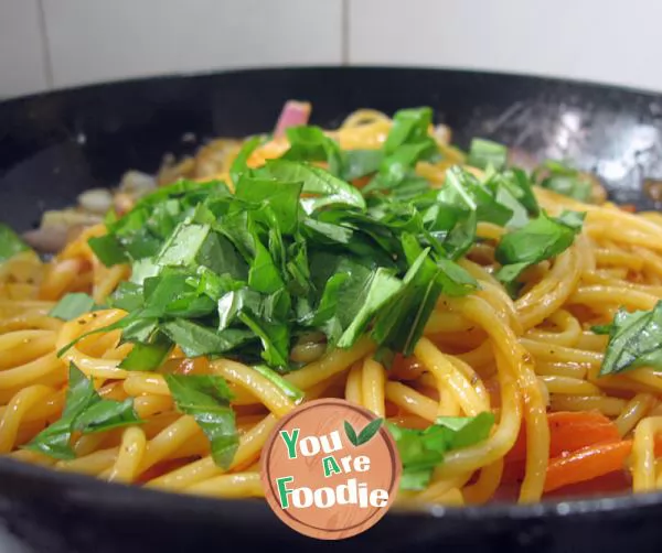 Fried spaghetti with basil and seafood