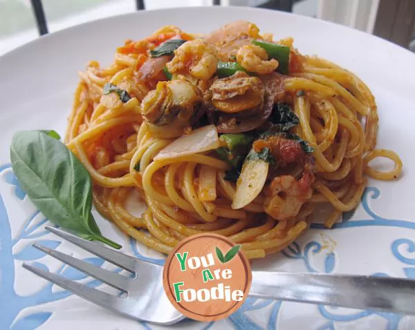 Fried spaghetti with basil and seafood